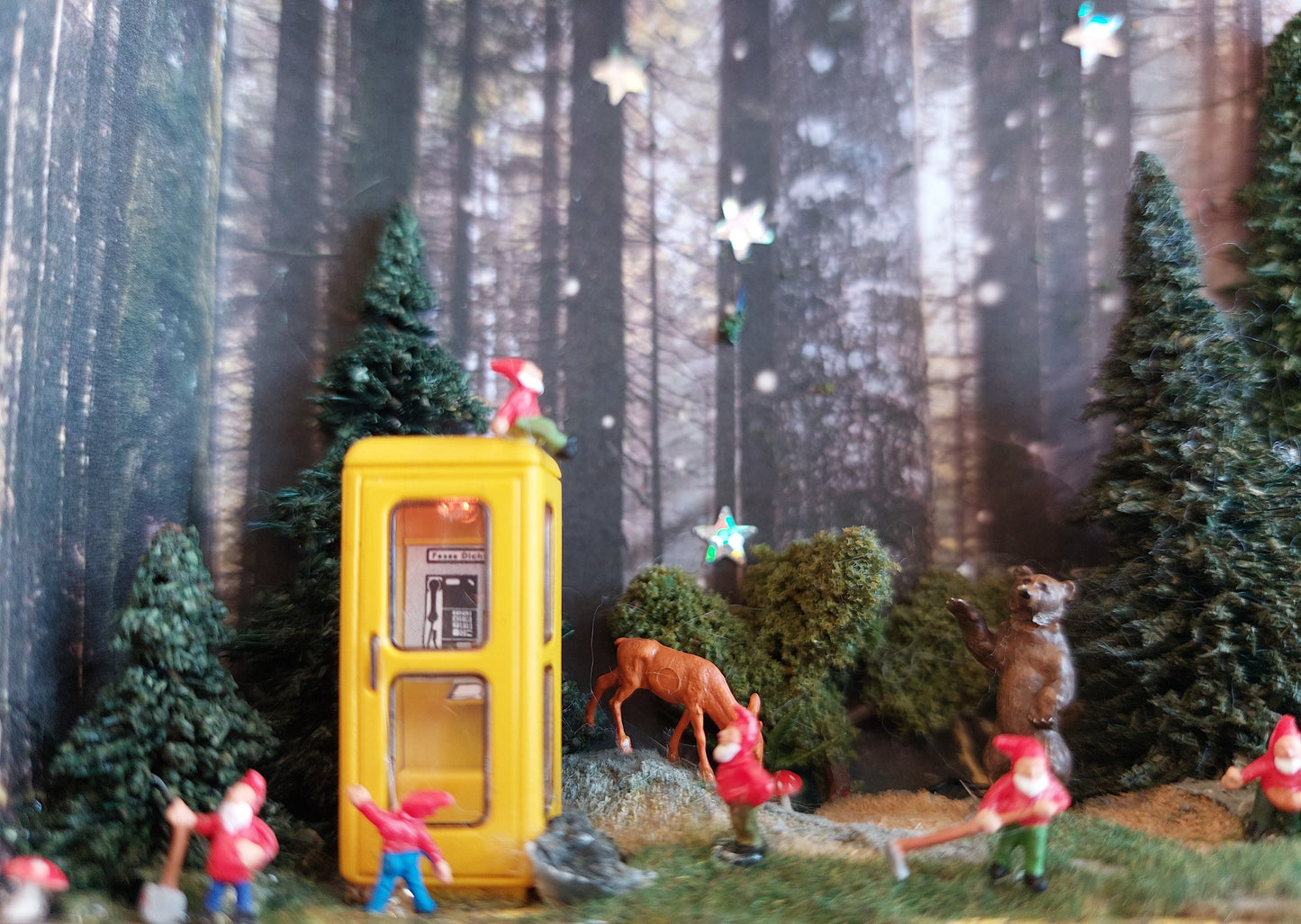 "Telefonzelle im Wald" - 3D-Diorama mit Licht